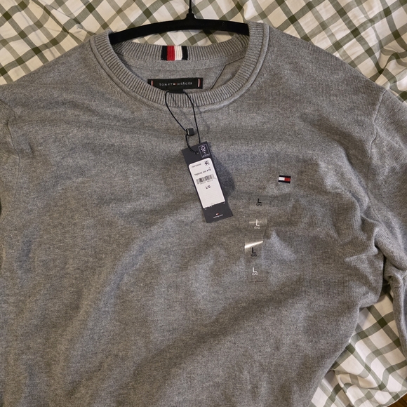 Tommy Hilfiger Men's Gray Crewneck Sweater - Picture 4 of 4